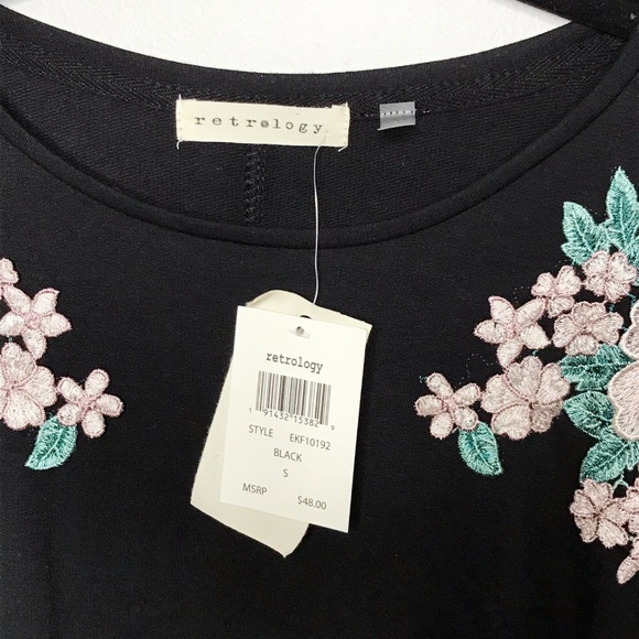 Cold Shoulder Floral Appliqué Top - Picture 4 of 5